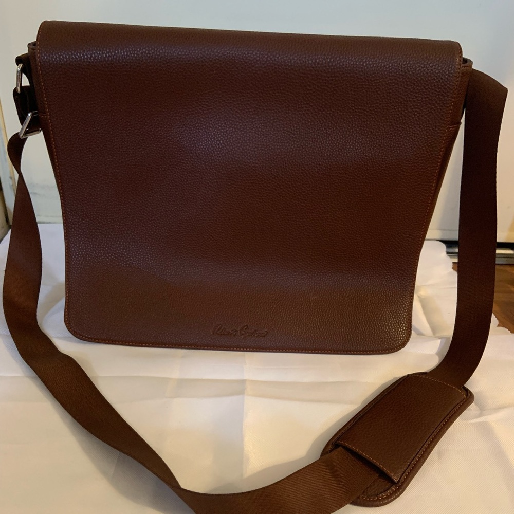 Robert Graham unisex messenger bag.